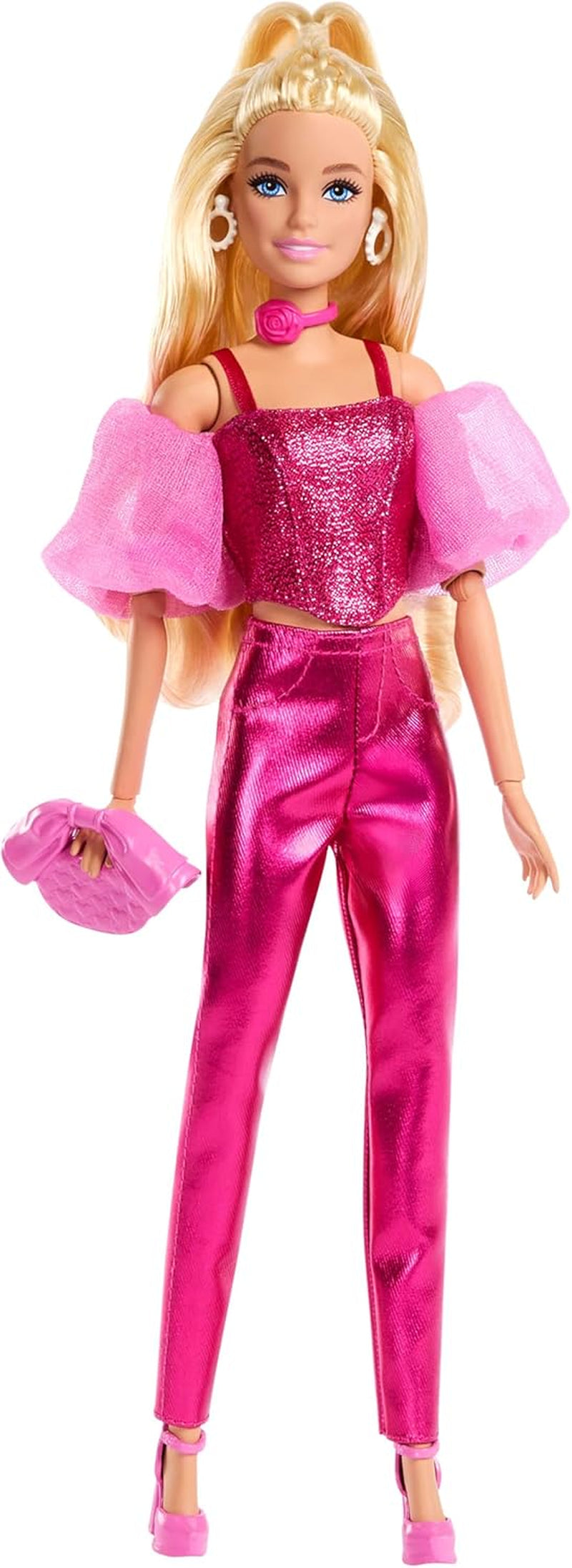 Muñeca Barbie Deluxe Style #5 con un traje rubio rosa metálico con un corpiño brillante y pantalones brillantes, con accesorios que incluyen un collar rosa y un bolso, JFP40