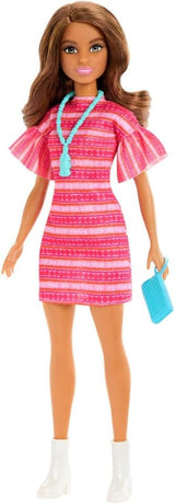 Barbie y Teresa Rezept für Freundschaft Teresa-Modepuppe mit unverkennbarem Outfit zum An- und Ausziehen, mit Accessoires incluyendo un collar, JCT02