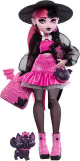 Muñeca Monster High Draculaura con su mascota, el gato murciélago, el Conde Fabuloso, y accesorios como una mochila, un libro de hechizos, una caja bento y más, HRP64