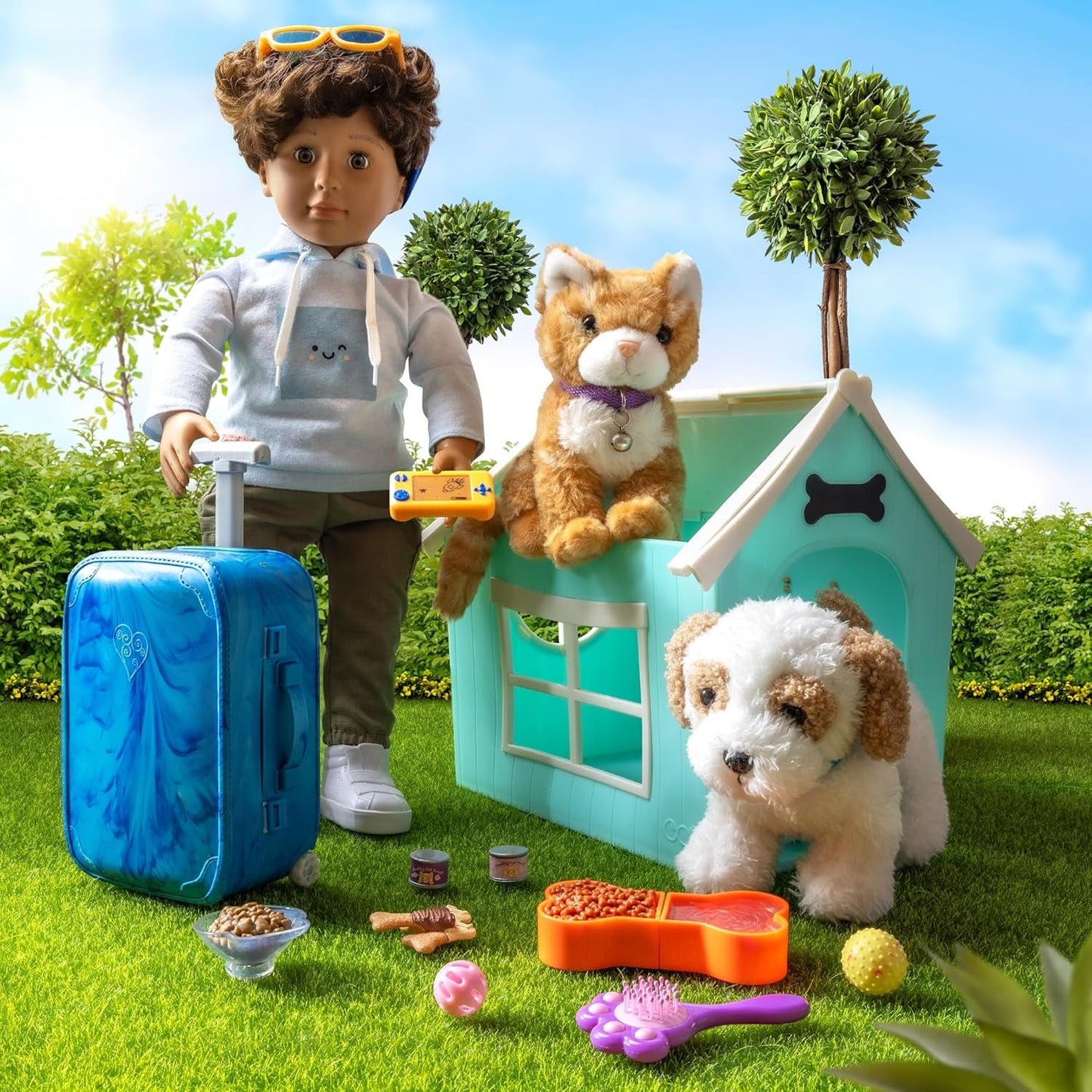 Our Generation - Milo - Muñeco de 46 cm - Ojos marrones realistas y pelo castaño rizado - Equipaje con ruedas y accesorios de viaje - Juego de simulación - Juguete para edades de 3 años en adelante
