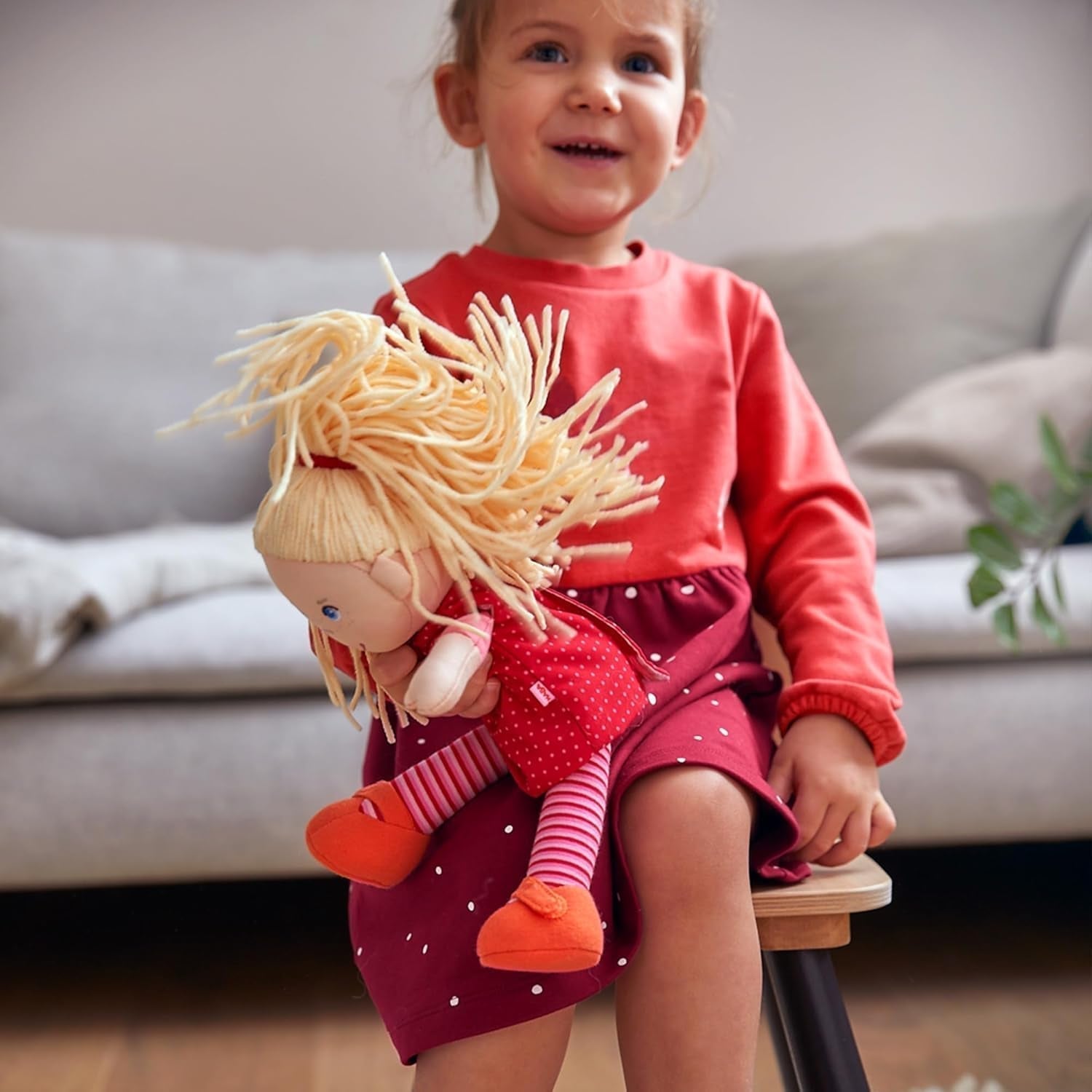 HABA 302108 - Muñeca Annelie, muñeca de tela con ropa y pelo, 30 cm, juguete a partir de 18 meses, roja Muñecas Naty Shop