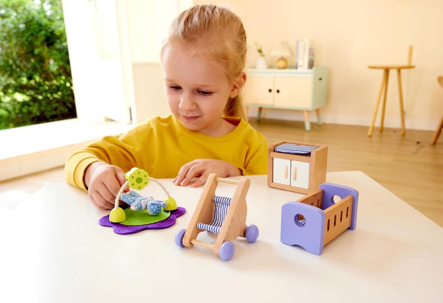 Hape Baby Room - Juego de habitación para muñecas de madera, muebles para muñecas, accesorios para casa de muñecas para niños pequeños, habitación para bebés en miniatura con columpio y accesorios, juego de rol para niños de 3 años