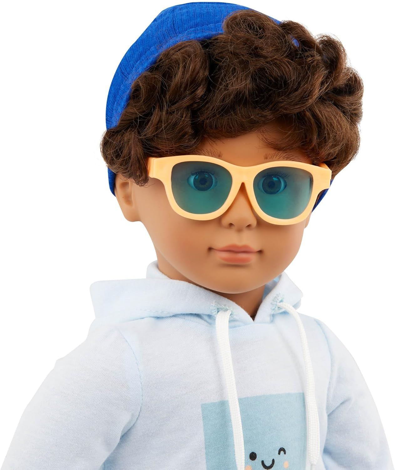 Our Generation - Milo - Muñeco de 46 cm - Ojos marrones realistas y pelo castaño rizado - Equipaje con ruedas y accesorios de viaje - Juego de simulación - Juguete para edades de 3 años en adelante
