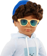 Our Generation - Milo - Muñeco de 46 cm - Ojos marrones realistas y pelo castaño rizado - Equipaje con ruedas y accesorios de viaje - Juego de simulación - Juguete para edades de 3 años en adelante
