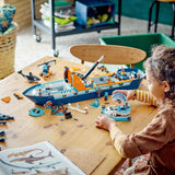 LEGO City Barco de investigación ártico, gran barco flotante de juguete con helicóptero, barco inflable, submarino Rov, naufragio vikingo, 7 minifiguras y figura de orca, regalo para niños a partir de 7 años 60368 Juegos de construcción Besuche den LEGO-Store