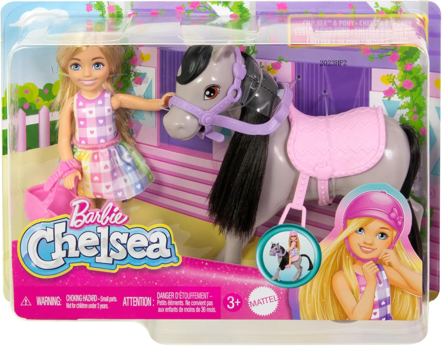Muñeca Barbie Chelsea y Ponis - Abróchate el cinturón para jugar y andar con seguridad, silla y escalones rosados, incluye casco y lindo vestido a cuadros, a partir de 3 años, HTK29