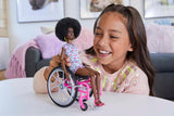 Barbie Fashionistas, mono colorido de pelo negro, rampa para silla de ruedas, muñeca incluida, regalo para niños, juguete de 3 años o más, HJT14