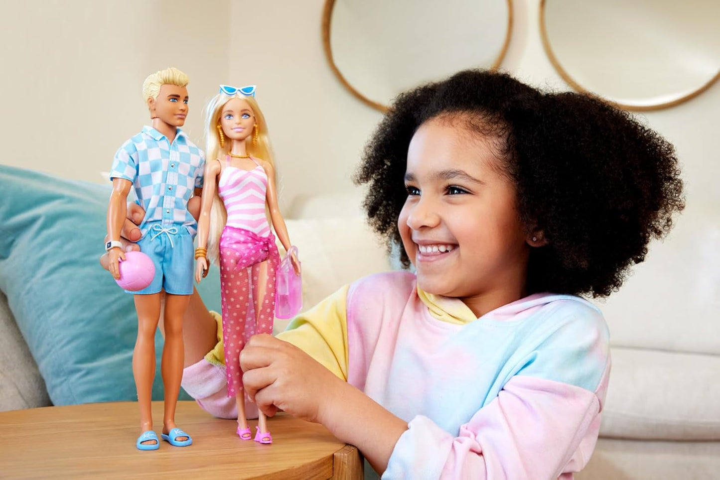 Barbie Ken - Muñeca rubia con camisa azul y delantal de baño, accesorios de playa y pelota de playa para juegos creativos, a partir de 3 años, HPL74