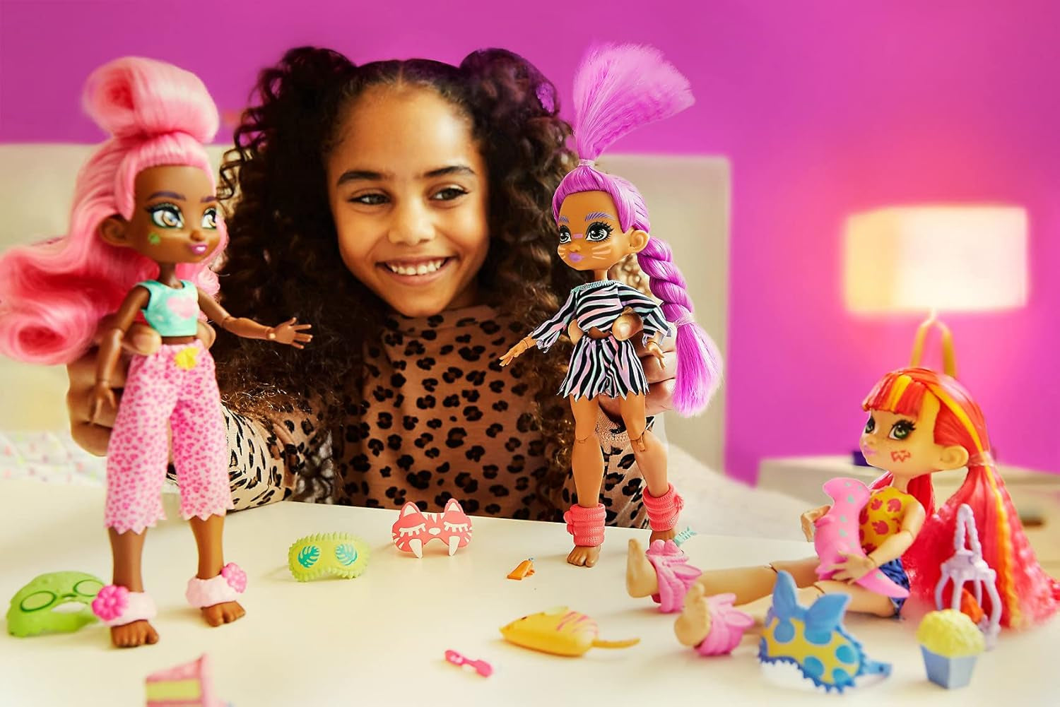 Cave Club GTH02 - Muñeca divertida Roaralai Pyjama Party, muñeca articulada con pelo morado y accesorios, regalo para niños de 4 años en adelante, multicolor