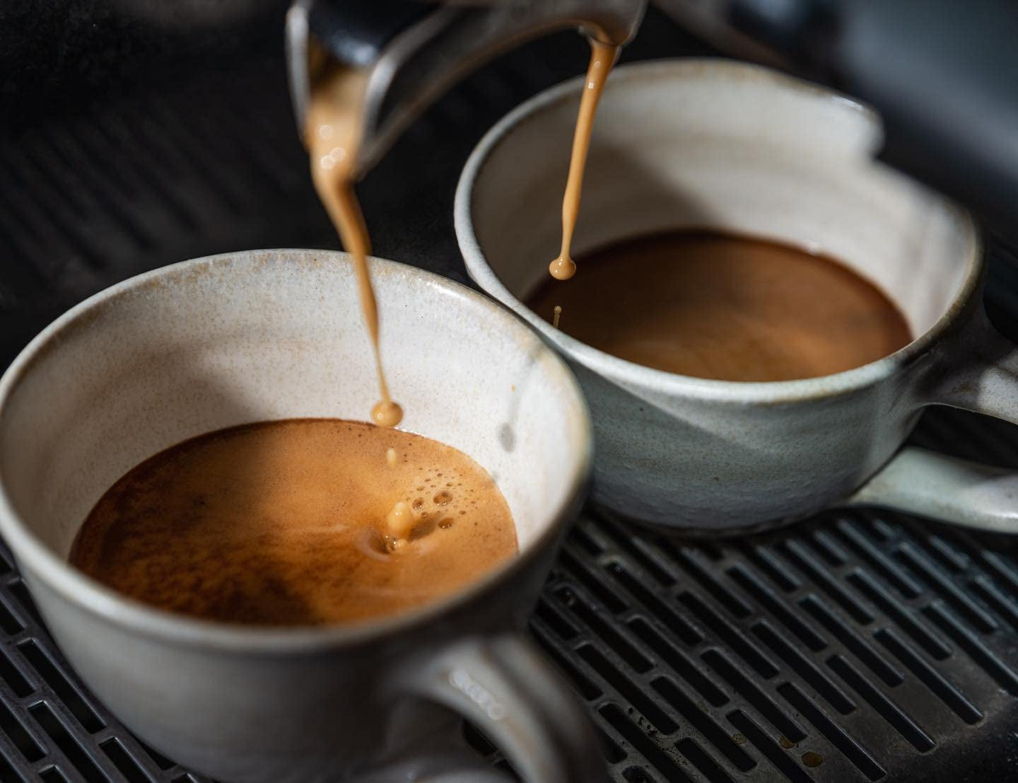 Espresso N°10 de Coffee858 - Mezcla de espresso fuerte y picante, compuesta por 70% de granos de Arábica de Brasil y 30% de Robusta (1000g)