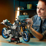 LEGO 42159 Technic Kit de Modelo de Motocicleta Yamaha MT-10 SP para Adultos, Auténtico Modelo de Vehículo con Motor de 4 Cilindros, Dirección Funcional y Aplicación Ar, Regalo para Hombres y Mujeres Kits de Construcción Besuche den LEGO-Store