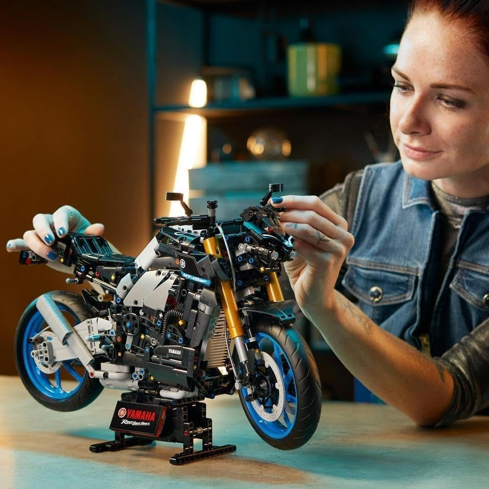 LEGO 42159 Technic Kit de Modelo de Motocicleta Yamaha MT-10 SP para Adultos, Auténtico Modelo de Vehículo con Motor de 4 Cilindros, Dirección Funcional y Aplicación Ar, Regalo para Hombres y Mujeres Kits de Construcción Besuche den LEGO-Store