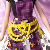 Mattel Hello Kitty GWW98 - Figura Sanrio Badtz-Maru y Jazzlyn Puppe (aprox. 25,4 cm) con accesorios y accesorios, cabello largo lila y atuendo moderno, peajes para niños de 3 años