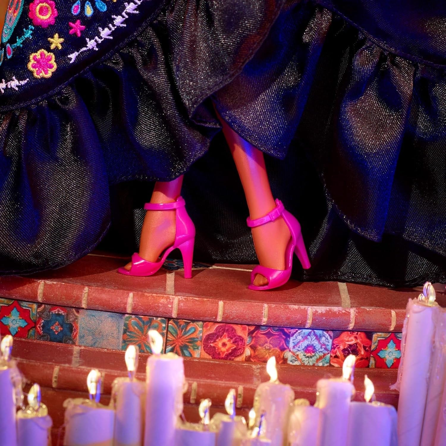 Muñeca Barbie Signature, figura coleccionable del Día de Muertos 2024 con vestido negro y top con volantes azul, estampado bordado y accesorios coloridos, HRM72
