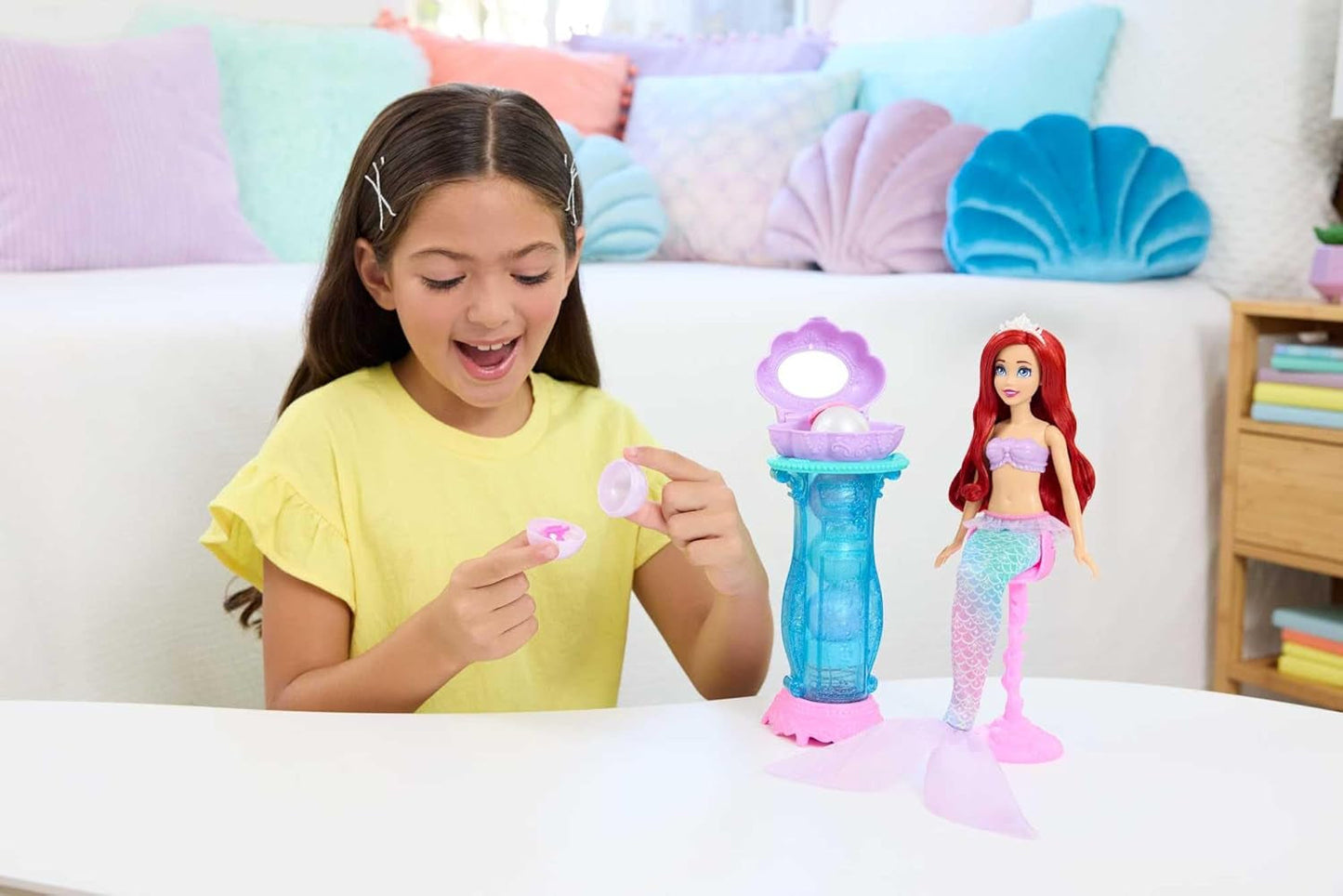 Mattel Disney Princess Toys, muñeca de moda Ariel sirena con aleta de cola desmontable, tocador con 5 sorpresas emergentes repetibles y 5 accesorios, JBF86