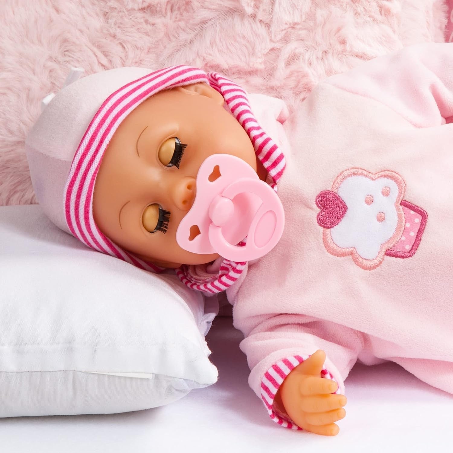 Muñeca First Words con ojos soñolientos, habla 24 sonidos de bebé, con muñeco y biberón, 38 cm, rosa/rayas Naty Shop Muñecas