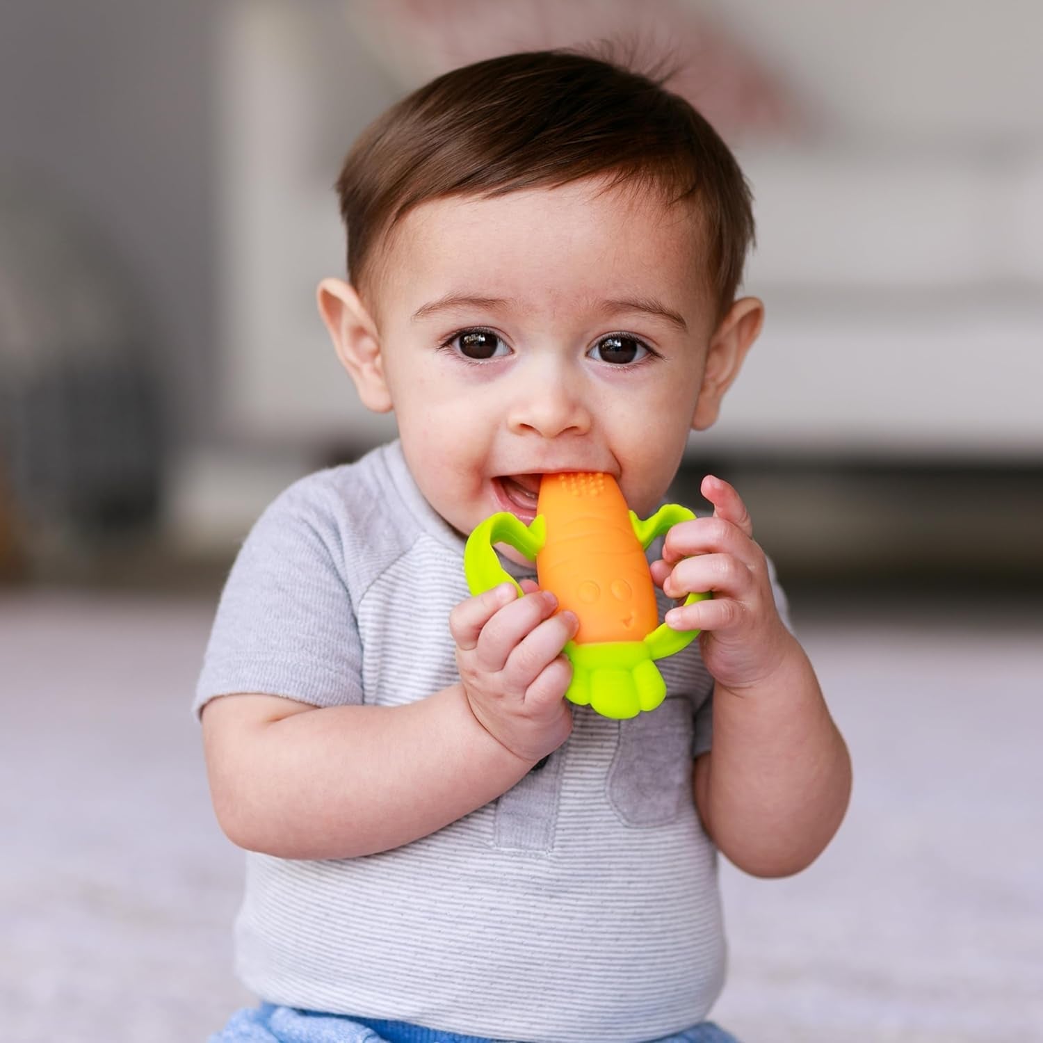 Infantino Lil' Nibbles, Mordedor de silicona texturizada, juguete mordedor para bebé sin BPA, suave, fácil de sostener, estimulación sensorial para bebés, zanahoria