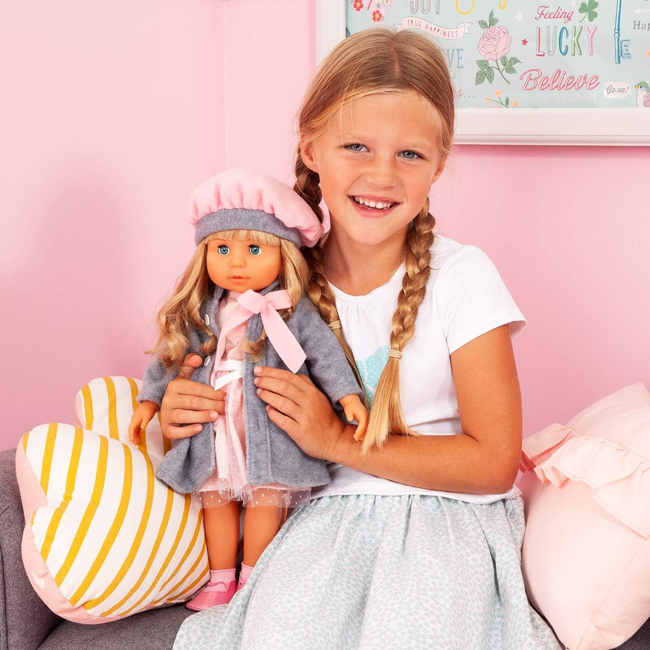 Bayer Design 94635AX Charlene Muñeca funcional con pelo y ojos dormilones, habla y canta 90 frases, 2 poemas y 8 canciones, 46 cm, muñeca con múltiples accesorios, 1,30 kg, rosa, gris