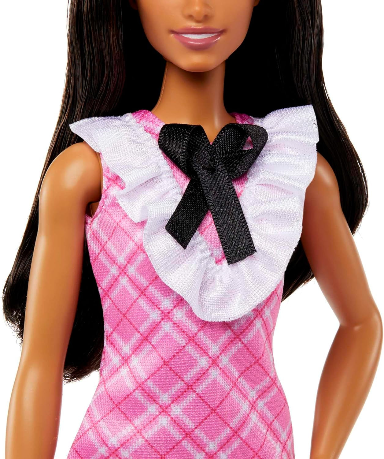Muñeca Barbie Fashionistas con cabello negro y diadema de perlas, vestido rosa a cuadros con lazo negro y cuello con volantes, para edades de 3 años en adelante HJT06