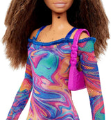 Muñeca Barbie Fashionistas núm. 206 - Cabello ondulado y pecas - Vestido moderno de mármol arcoíris, bolso al hombro y zapatos verdes - A partir de 3 años, HJT03