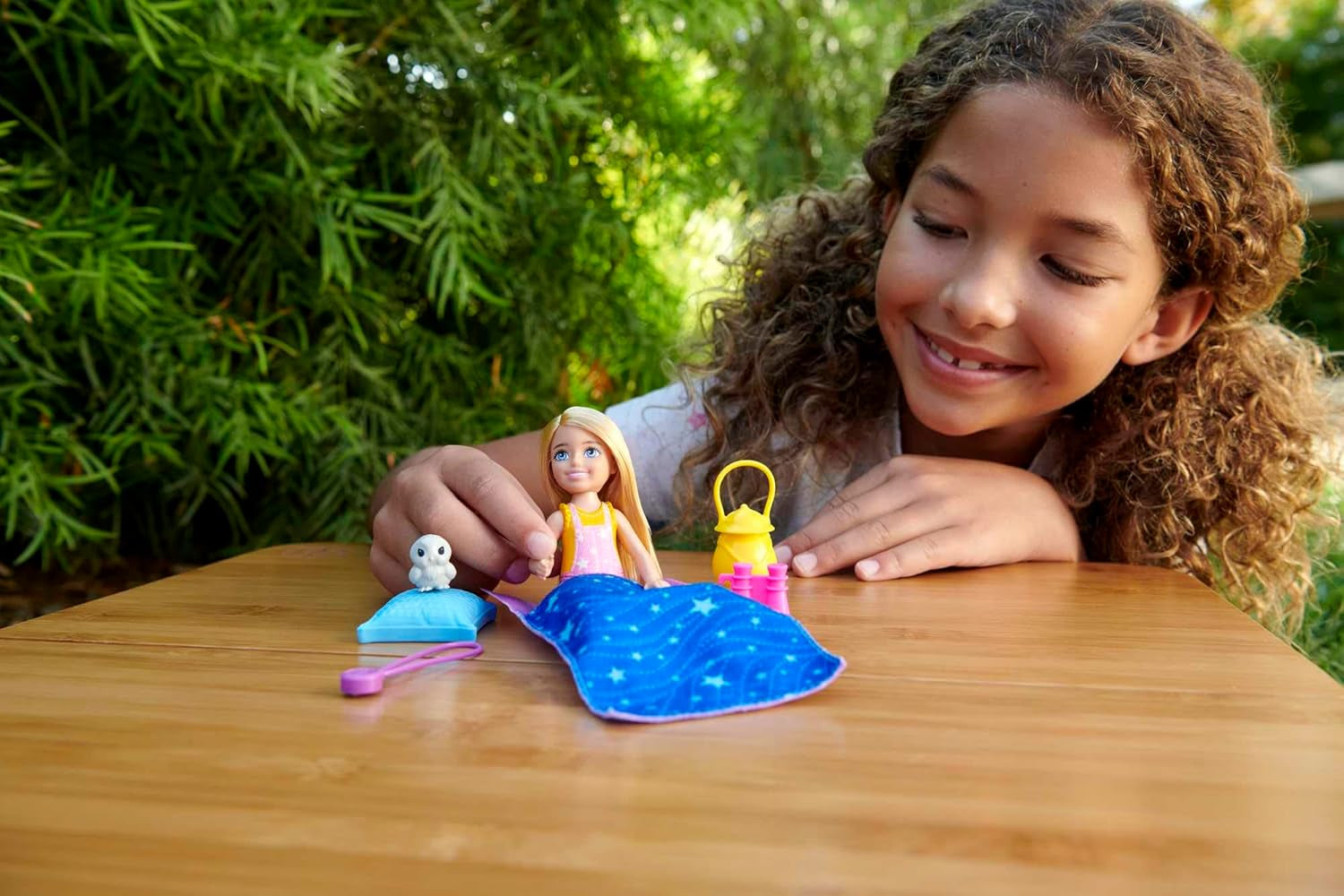 Barbie Chelsea Series, muñeca Chelsea para acampar con cabello rubio, búho mascota, saco de dormir, almohada, linterna, binoculares, accesorios para acampar, regalo para niños, juguete para niños de 3 años en adelante, HDF77