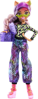 Muñeca Monster High Scare Adise Island Clawdeen Wolf con traje de baño, pantalones de jogging y accesorios de playa como visera, botella de agua y libro.