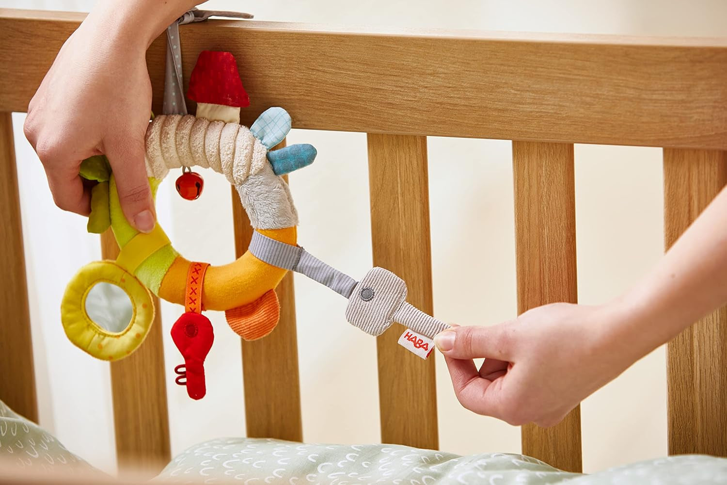 HABA 306453 - Figura colgante Primer juego de llaves, figuras móviles y colgantes a partir de 6 meses Juguetes bebé Naty Shop