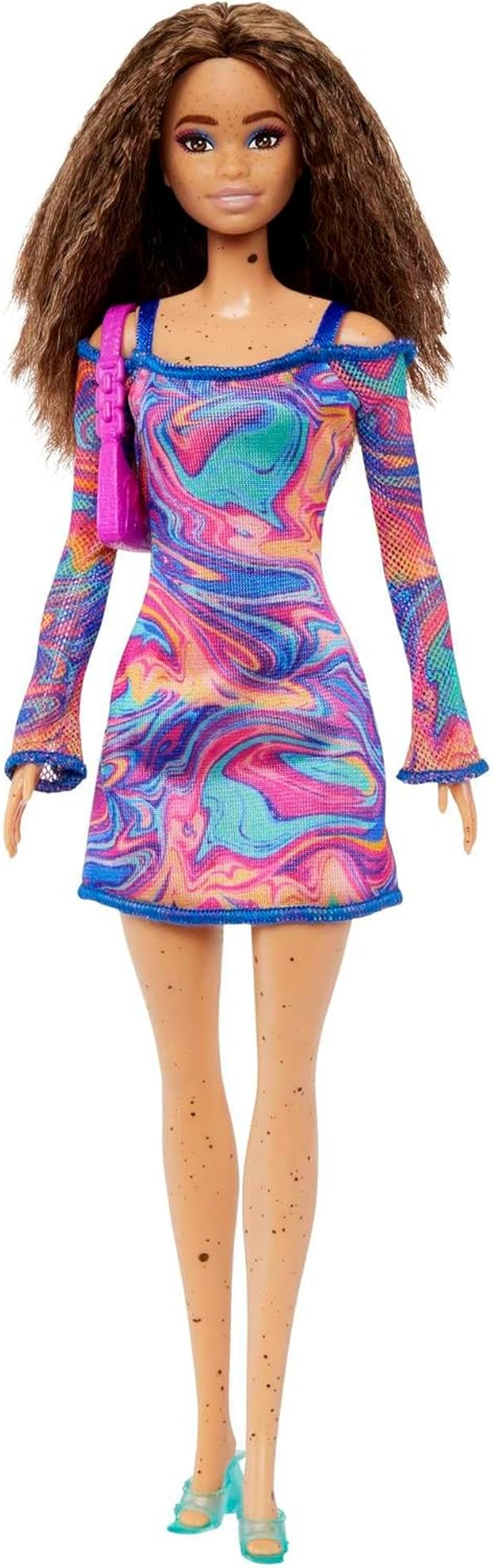 Muñeca Barbie Fashionistas núm. 206 - Cabello ondulado y pecas - Vestido moderno de mármol arcoíris, bolso al hombro y zapatos verdes - A partir de 3 años, HJT03