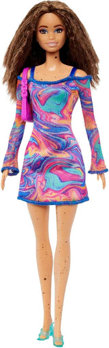 Muñeca Barbie Fashionistas núm. 206 - Cabello ondulado y pecas - Vestido moderno de mármol arcoíris, bolso al hombro y zapatos verdes - A partir de 3 años, HJT03