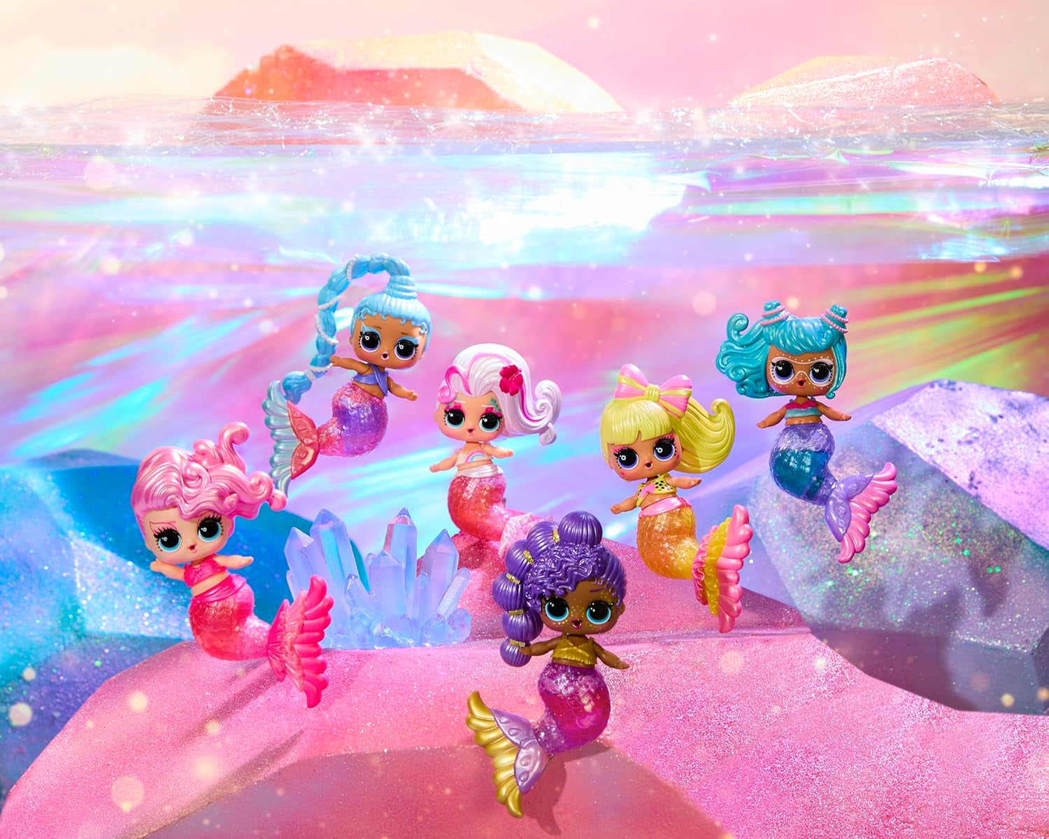 Jajaja ¡Sorpresa! Mermaids Makeover Magic Tots - Brillo de labios real para que tú y tu muñeca hagan, mezclen y creen maquillaje, divertido juego acuático, 6 muñecas para coleccionar - Edades 4+