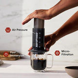 AeroPress Original Cafetera y Espresso, Cafetera Portátil Nivel Barista con Cámara, Émbolo y Filtros, Cafetera Rápida y Espresso