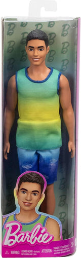 Muñeca Ken Barbie Fashionistas núm. 236 con cabello negro, camiseta sin mangas verde azulado ombré, shorts de mezclilla y zapatillas plateadas, HYV00