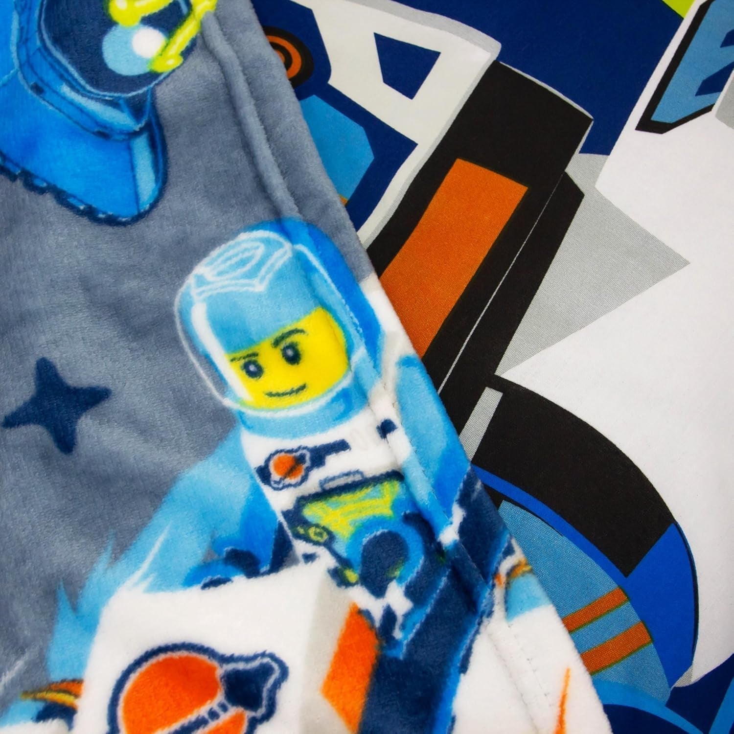 Character World Manta Polar Oficial Lego® City, Súper Suave, Cálida Manta Azul, Diseño Cityspace, Perfecta para Dormitorios, Acampar y Dormir, Camas y Mantas de 100 X 150 Cm Besuche den Character World-Store