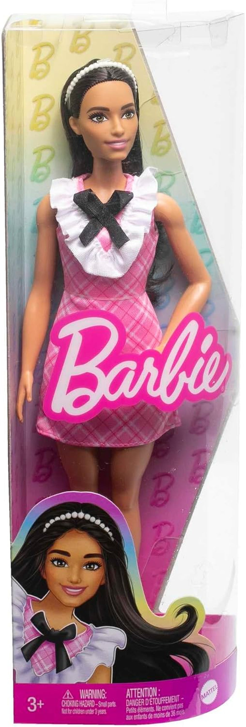 Muñeca Barbie Fashionistas con cabello negro y diadema de perlas, vestido rosa a cuadros con lazo negro y cuello con volantes, para edades de 3 años en adelante HJT06