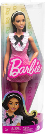 Muñeca Barbie Fashionistas con cabello negro y diadema de perlas, vestido rosa a cuadros con lazo negro y cuello con volantes, para edades de 3 años en adelante HJT06
