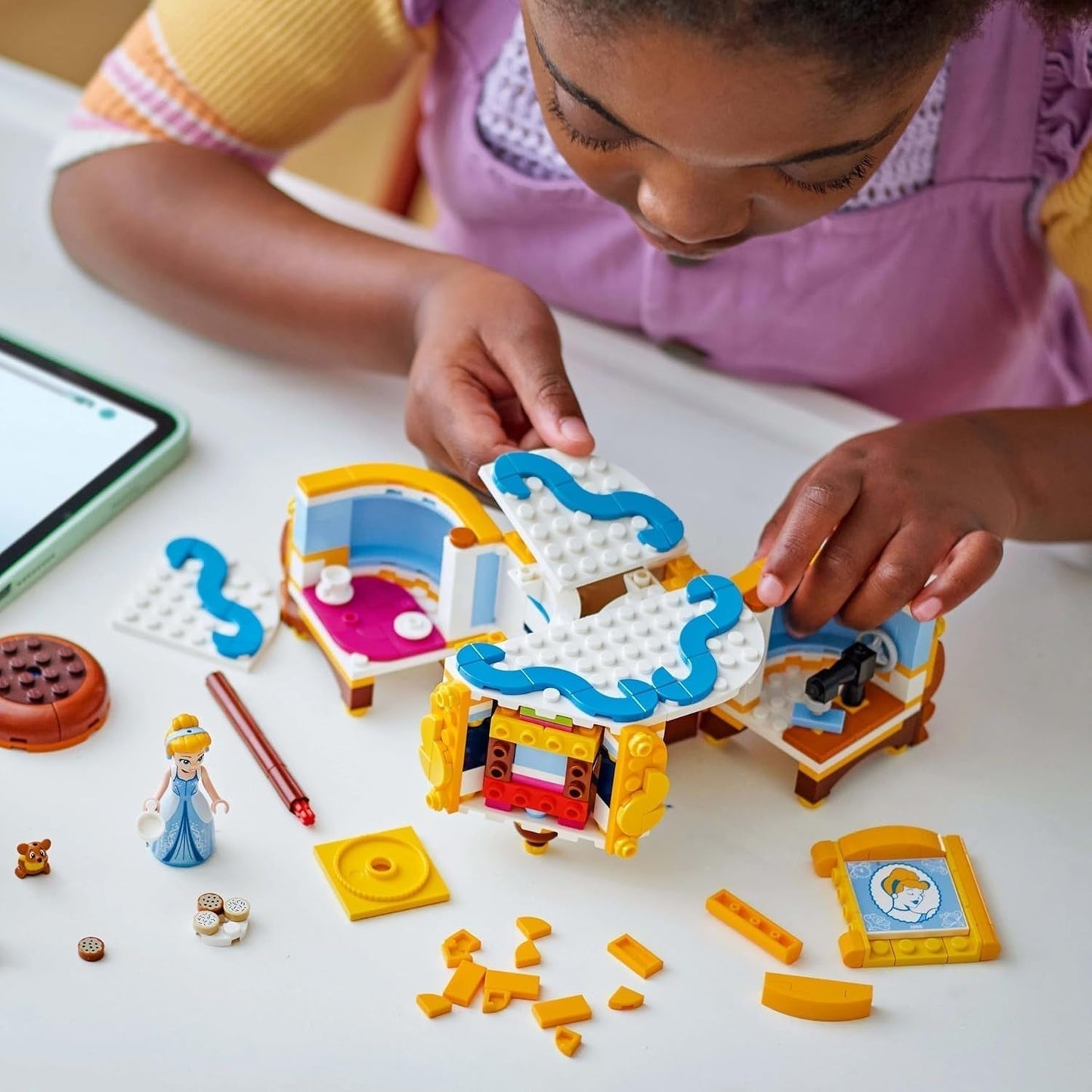 LEGO Ç€ Vestido de Cenicienta de Disney Princess, juguete para niños y niñas a partir de 9 años - incluye una percha para vestidos, una minimuñeca de Cenicienta y una figura de ratón - Creative Playset 43266 Juegos de construcción Beuche den LEGO-Store