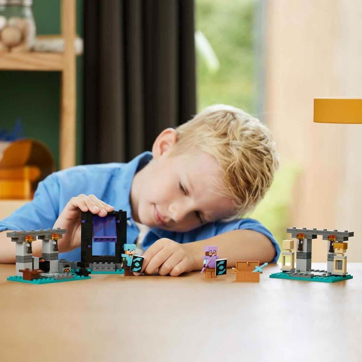 LEGO Minecraft The Armory Playset con figuras de héroes, armas de juguete y figura de Alex, juguete de acción para niños y niñas, regalo para jugadores y niños 7 años 21252 Juegos de construcción Besuche den LEGO-Store