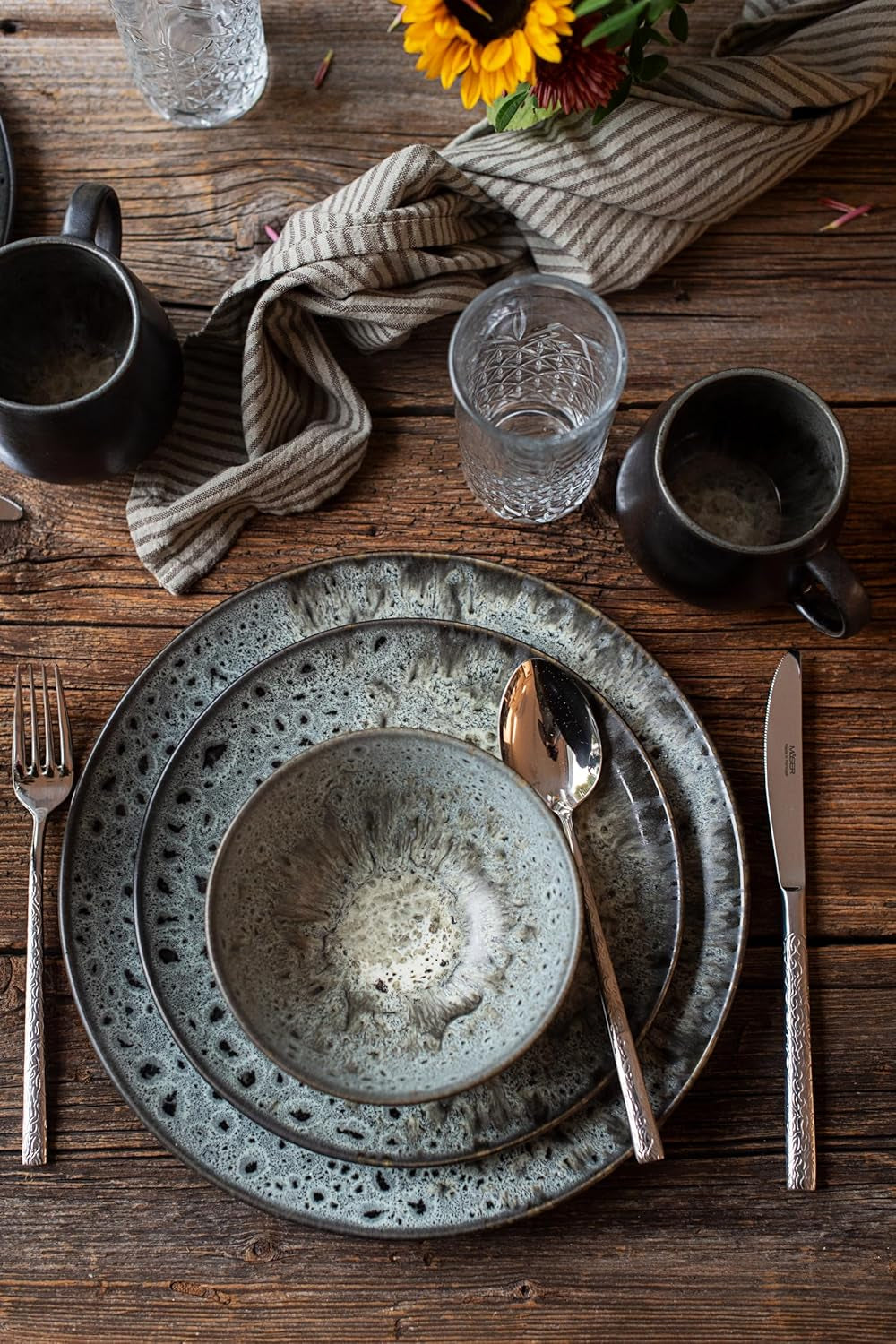 MÄSER Carellia Juego de desayuno de 12 piezas - cerámica de Portugal - esmalte reactivo - 4 platos de postre de 23 cm, 4 tazones de 15 cm, 4 tazas de café de 430 ml - apto para lavavajillas y microondas, gris