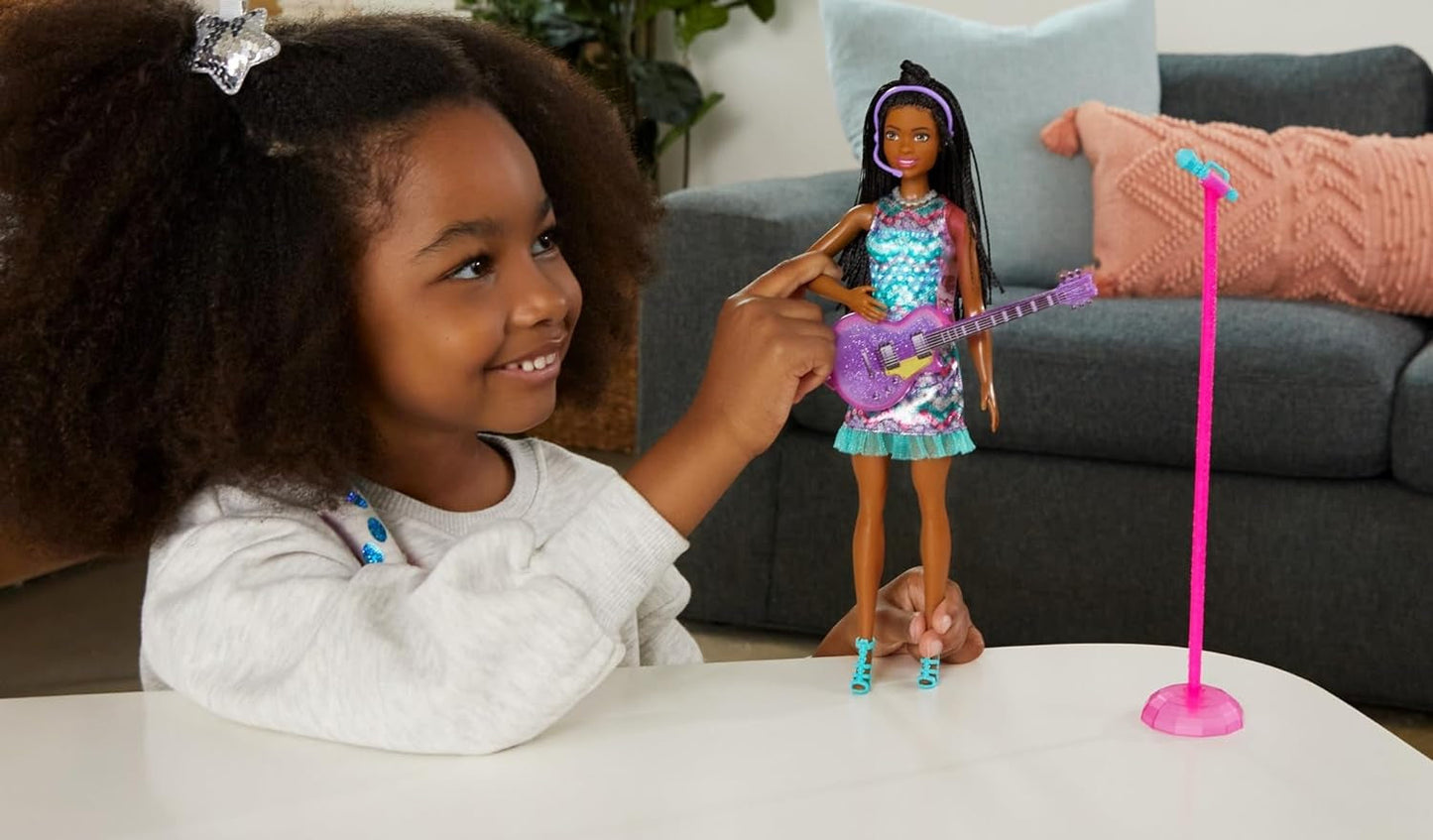 Barbie GYJ22 - Bühne frei für große Träume Brooklyn Puppe (aprox. 30 cm, cabello castaño) con Melodien aus dem Film, Lichtern, Mikrofon und Accessoires, Geschenk für Kinder ab 3 Jahren