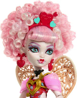 Muñeca Monster High Scary Sweet Birthday Cupido Asteria con vestido de fiesta rosa y rojo con accesorios temáticos como invitación, globo, regalo y más, JBG77