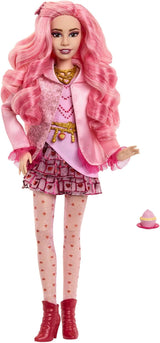 Mattel Disney Descendientes: El ascenso de Red Modepuppe und Accessoires – Bridget, die junge Herzkönigin, mit vom Film inspirierter Kleidung und Cupcake, HWT91