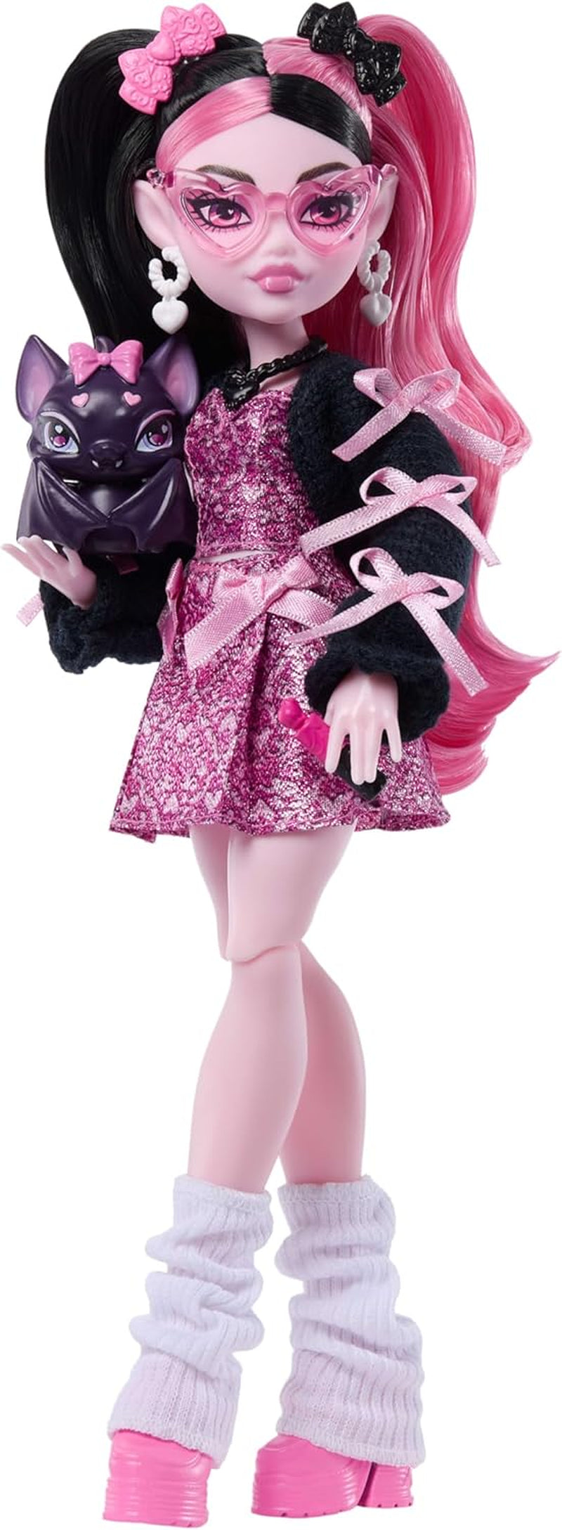Muñeca Monster High Draculaura con vestido rosa con lazos y cárdigan negro con el Fabuloso Murciélago y 7 accesorios que incluyen ramen, lápiz labial y bolso, JHK29