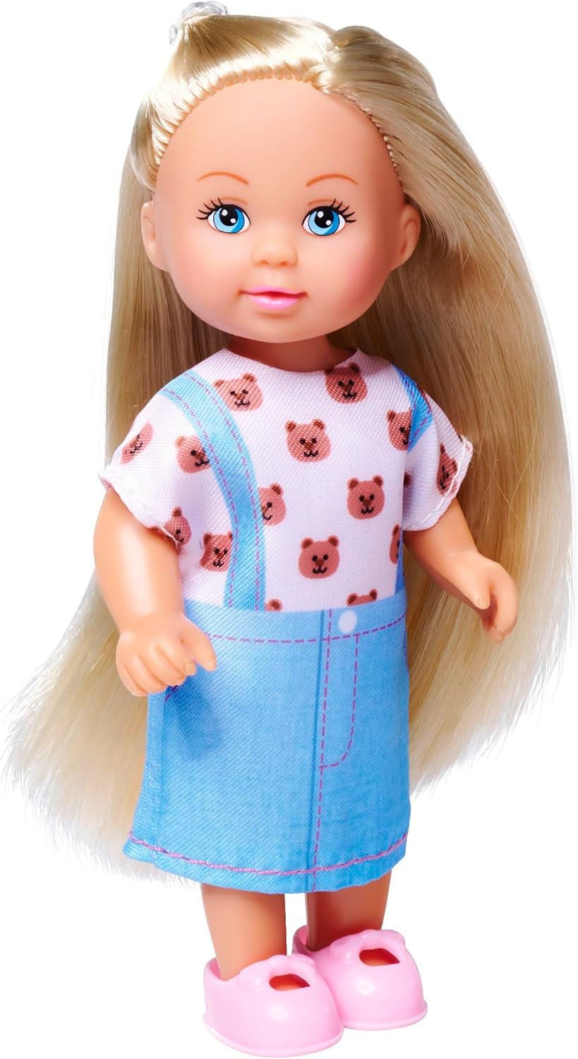 Muñeca de moda Simba Evi Love con un bonito vestido vaquero, que incluye otros dos conjuntos con estampados adorables y zapatillas de deporte, 12 cm, a partir de 3 años