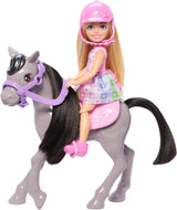 Muñeca Barbie Chelsea y Ponis - Abróchate el cinturón para jugar y andar con seguridad, silla y escalones rosados, incluye casco y lindo vestido a cuadros, a partir de 3 años, HTK29