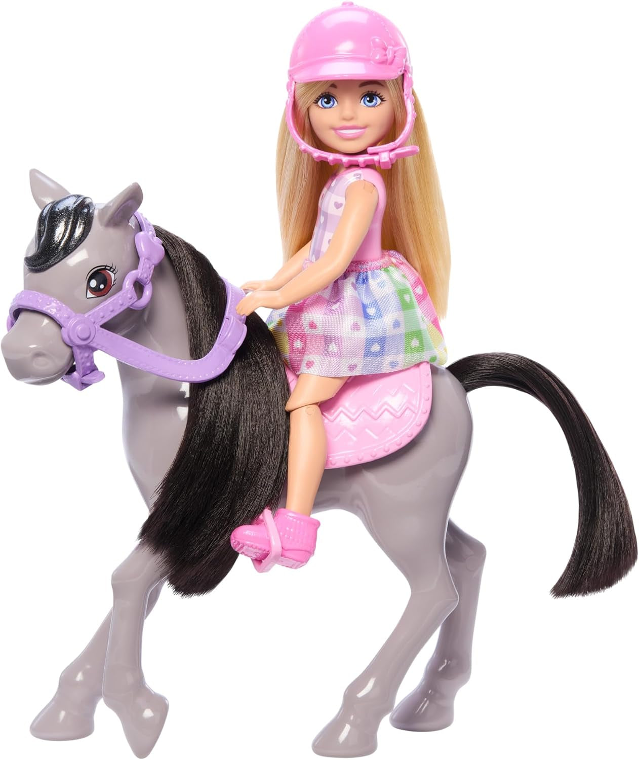 Muñeca Barbie Chelsea y Ponis - Abróchate el cinturón para jugar y andar con seguridad, silla y escalones rosados, incluye casco y lindo vestido a cuadros, a partir de 3 años, HTK29