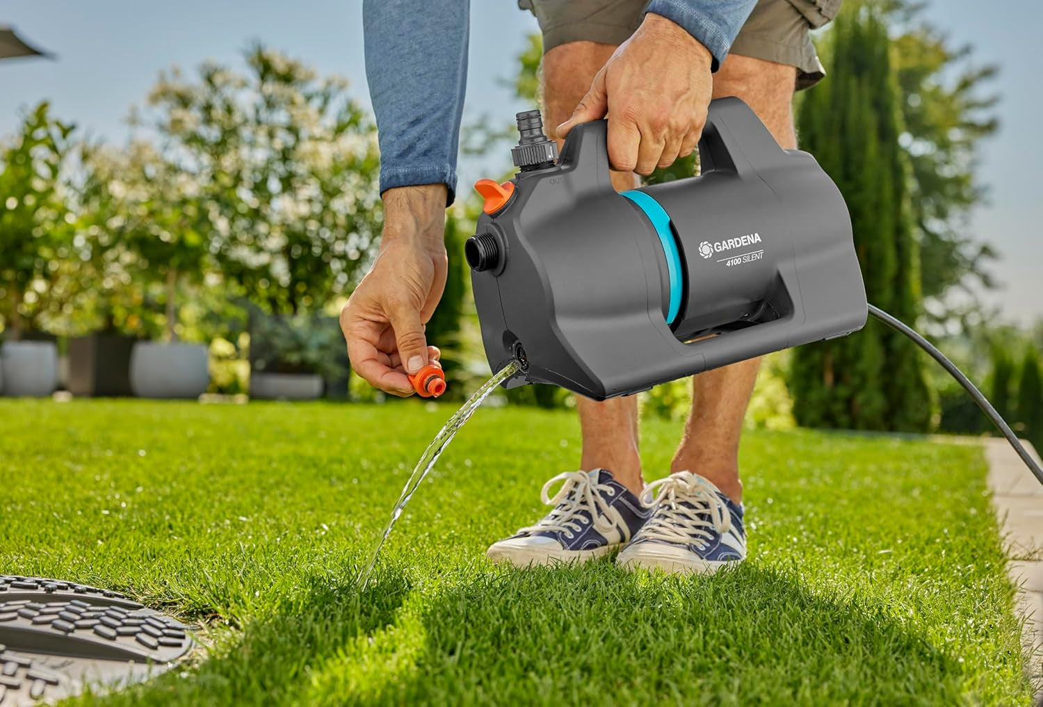Gardena 4100 Set de Bomba de Jardín Silenciosa: Bomba de Riego Muy Silenciosa e Innovadora con Conexión de Aspiración de 3,5m y Manguera Clásica de 20m, Caudal 4100L/h, Motor 550W, Impermeable, Económica (9051-20)
