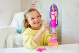Muñeca BARBIE Sirena - Inspirada en la serie de televisión "Barbie: Magia Oculta" con efecto de cambio de color y accesorios, pelo rosa de 19 cm de largo para peinar, para niños a partir de 3 años, HRP97