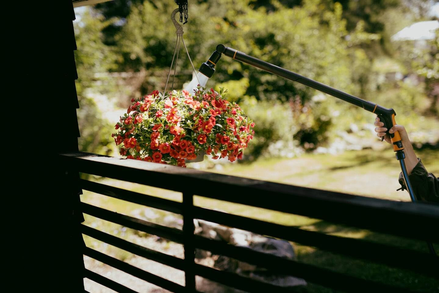 Fiskars Manguera de jardín S, Maciza, Manguera de agua para riego manual, 13 mm (1/2"), Longitud: 15 m, Conexión universal, Protección UV, Protección contra heladas, Resistente a la torsión, Azul, 1076049