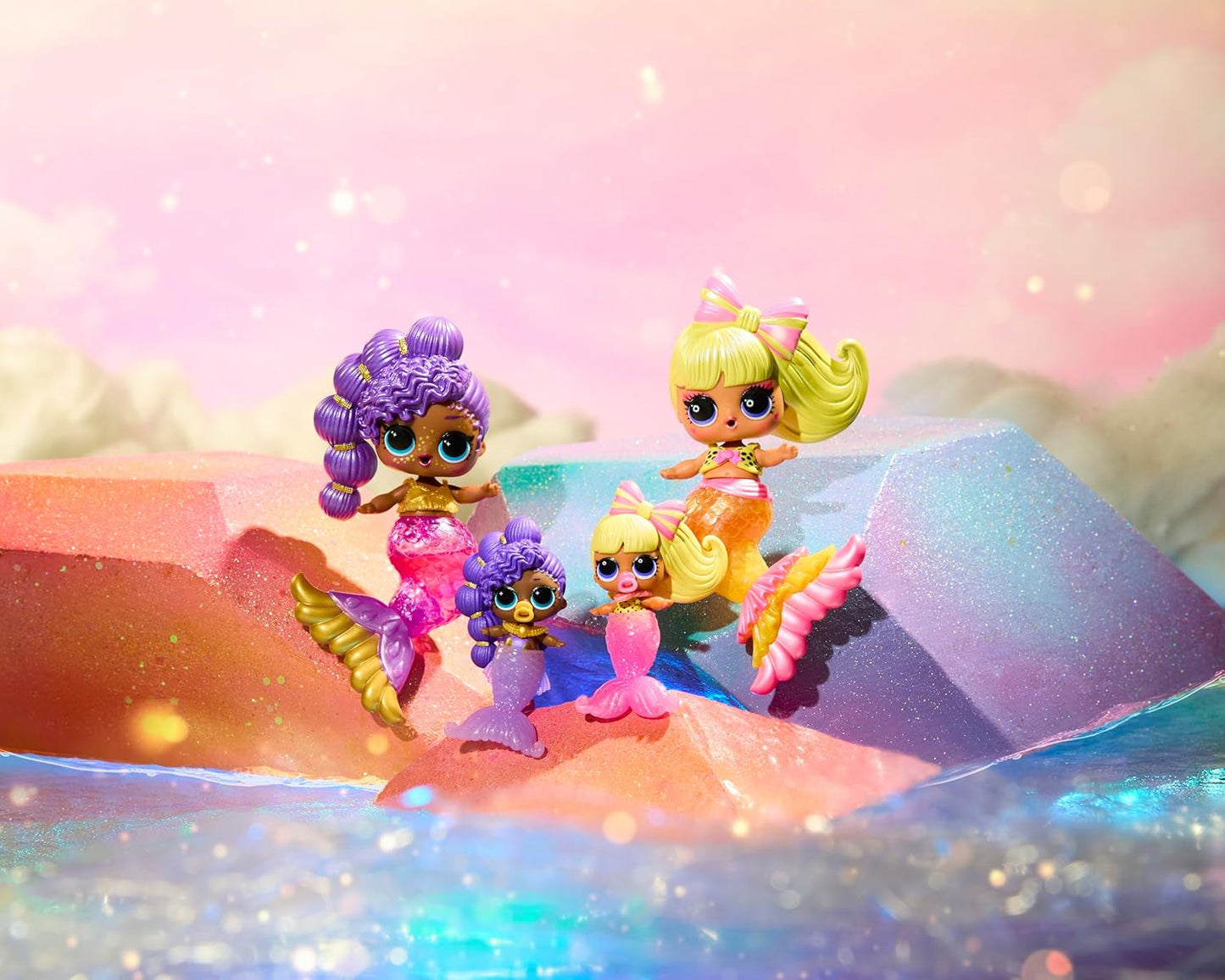 Jajaja ¡Sorpresa! Mermaids Makeover Magic Tots - Brillo de labios real para que tú y tu muñeca hagan, mezclen y creen maquillaje, divertido juego acuático, 6 muñecas para coleccionar - Edades 4+