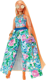 Barbie Extra Fancy, kurvige Langen erdbeerblonden Haaren, zweiteiliges Outfit, Blaue Katze, rosa Handtasche, Ananas-Sonnenbrille, inkl Puppe, als Geschenk geeignet,HHN14
